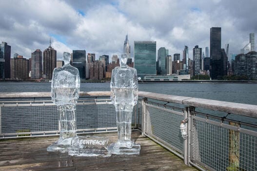 Ante ausencia de Trump y Bolsonaro en cumbre sobre Biodiversidad: Activistas de Greenpeace colocan esculturas de hielo de ambos mandatarios frente a edificio de la ONU en Nueva York Ante ausencia de Trump y Bolsonaro en cumbre sobre Biodiversidad: Activistas de Greenpeace colocan esculturas de hielo de ambos mandatarios frente a edificio de la ONU en Nueva York