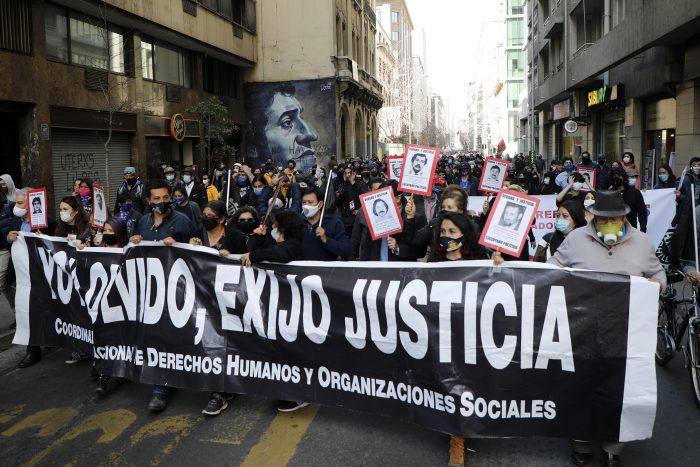 Cientos de personas marchan por el centro de Santiago para conmemorar a detenidos desaparecidos y ejecutados políticos en la dictadura de Pinochet