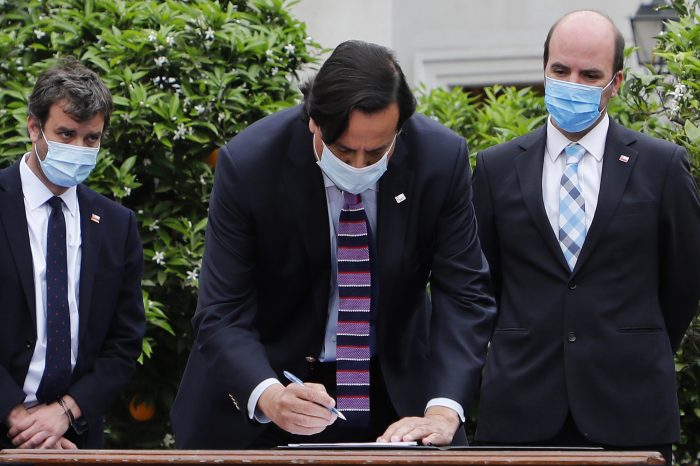 Gobierno firma acuerdo con camioneros tras manifestaciones de septiembre: «Vamos a trabajar para crear leyes que den herramientas al Estado» Gobierno firma acuerdo con camioneros tras manifestaciones de septiembre:
