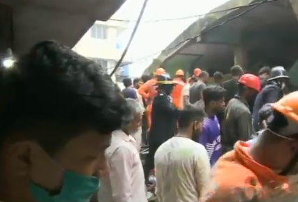 Al menos ocho muertos al derrumbarse edificio en Mumbai