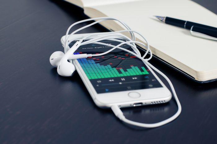 El peligro del uso excesivo de audífonos para escuchar música durante la pandemia El peligro del uso excesivo de audífonos para escuchar música durante la pandemia