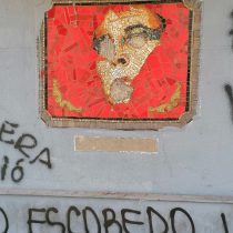 Fundación Santiago exigió al alcalde Alessandri la recuperación de mosaico en honor a Pedro Lemebel destruido por desconocidos