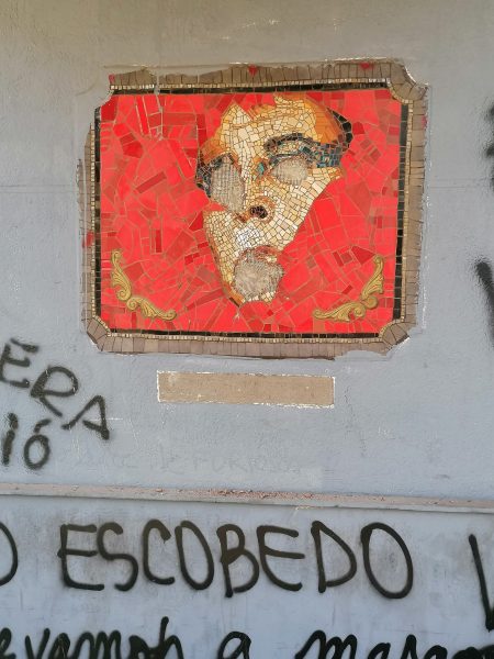 Fundación Santiago exigió al alcalde Alessandri la recuperación de mosaico en honor a Pedro Lemebel destruido por desconocidos Fundación Santiago exigió al alcalde Alessandri la recuperación de mosaico en honor a Pedro Lemebel destruido por desconocidos