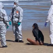Mujer con covid-19 fue detenida tras ser sorprendida practicando surf en España