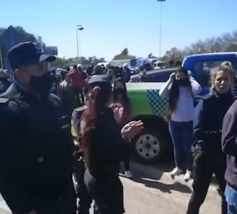 Uniformados manifestantes: policía bonaererense realizó protesta exigiendo aumento salarial