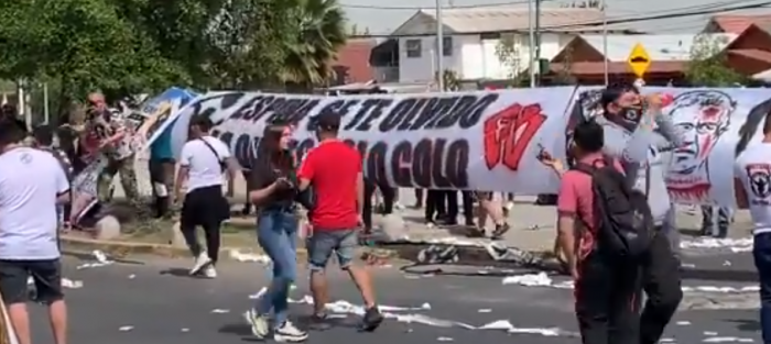 Hinchas de Colo-Colo se manifiestan a las afueras del Estadio Monumental tras bochornosa suspensión del partido ante Deportes Antofagasta Hinchas de Colo-Colo se manifiestan a las afueras del Estadio Monumental tras bochornosa suspensión del partido ante Deportes Antofagasta