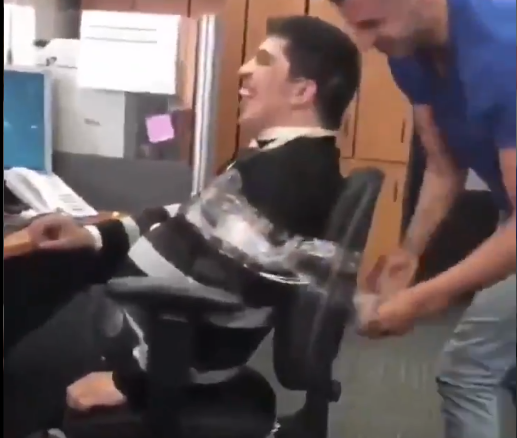 Trabajador en situación de discapacidad denunció haber sido atado con scotch sin su consentimiento: empresa asegura que se trató de un “juego” Trabajador en situación de discapacidad denunció haber sido atado con scotch sin su consentimiento: empresa asegura que se trató de un