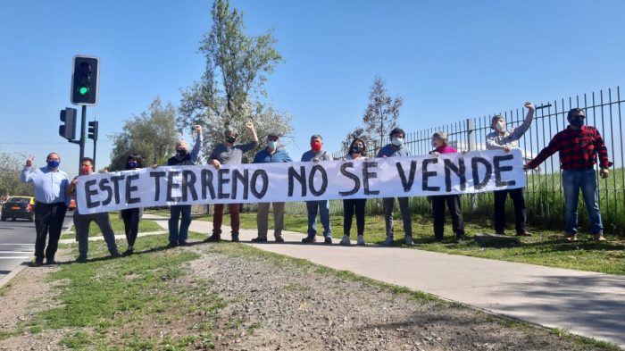 Celebran los vecinos: Licitación de terreno del Ejército en La Reina es declarada desierta y municipio presenta demanda para impedir venta futura Celebran los vecinos: Licitación de terreno del Ejército en La Reina es declarada desierta y municipio presenta demanda para impedir venta futura