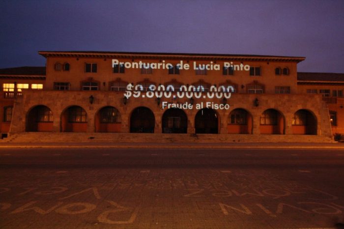 “Lucía Pinto debe pagar”: partidarios del Apruebo proyectaron imágenes en la intendencia de Coquimbo en relación a los casos de corrupción del ‘Papaya Gate’ “Lucía Pinto debe pagar”: partidarios del Apruebo proyectaron imágenes en la intendencia de Coquimbo en relación a los casos de corrupción del ‘Papaya Gate’