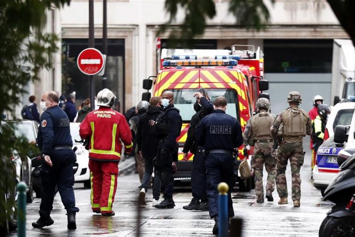 Cuatro personas heridas por arma blanca junto a antigua sede de Charlie Hebdo
