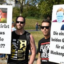 Alemania: miles marchan en Düsseldorf contra las mascarillas