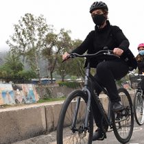Nuevo reglamento de convivencia vial establece el equipamiento que deben utilizar ciclistas y reglas para el traslado de mascotas