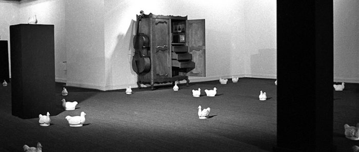 Exposición “Happening de las gallinas” del artista Carlos Leppe en Galería D21 Virtual Exposición “Happening de las gallinas” del artista Carlos Leppe en Galería D21 Virtual