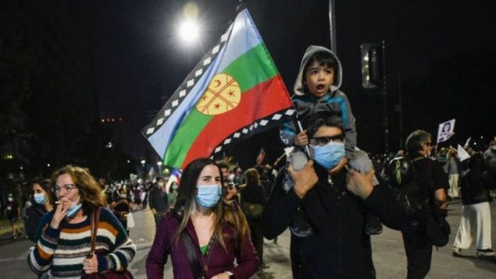 La bandera mapuche da la vuelta al mundo: BBC explica por qué se transformó en un símbolo del Apruebo La bandera mapuche da la vuelta al mundo: BBC explica por qué se transformó en un símbolo del Apruebo