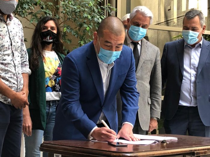 Oposición ingresó acusación constitucional contra ministro Víctor Pérez Oposición ingresó acusación constitucional contra ministro Víctor Pérez
