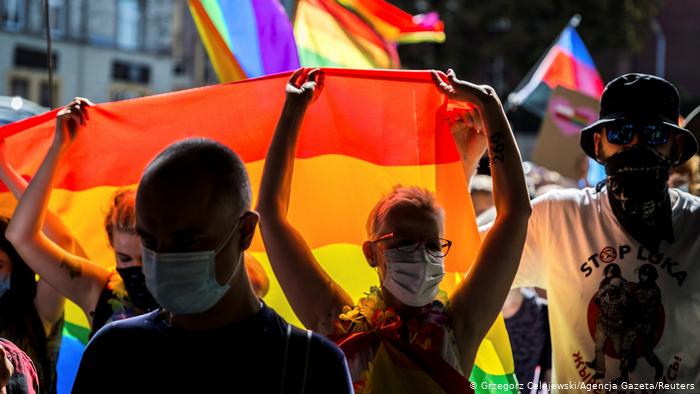Instan a Polonia a respetar derechos de comunidad LGBT Instan a Polonia a respetar derechos de comunidad LGBT