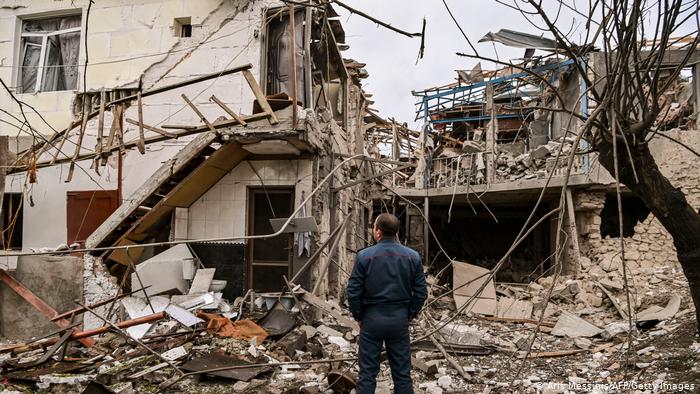 Aviación azerbaiyana bombardea catedral en histórica ciudad del Karabaj Aviación azerbaiyana bombardea catedral en histórica ciudad del Karabaj