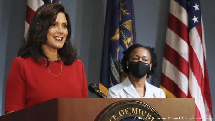 Detienen a 6 milicianos acusados de planear secuestro de gobernadora de Michigan crítica de Trump Detienen a 6 milicianos acusados de planear secuestro de gobernadora de Michigan crítica de Trump