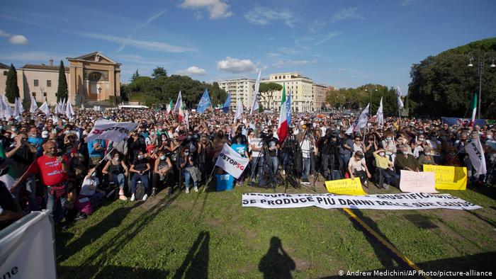 Cientos de personas se manifiestan en Roma contra el uso de mascarillas Cientos de personas se manifiestan en Roma contra el uso de mascarillas