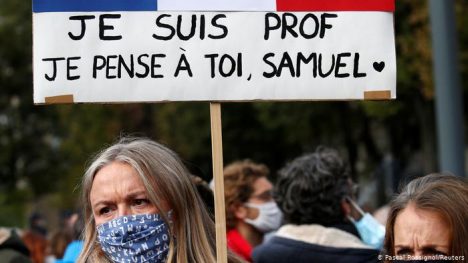 Je suis prof: decenas de miles de franceses se manifiestan en homenaje al  profesor decapitado por mostrar caricaturas de Mahoma - El Mostrador