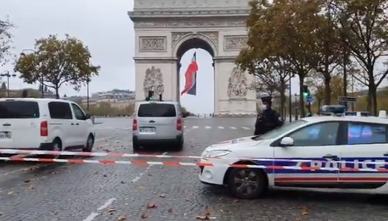 El Arco del Triunfo y los Campos de Marte en París son evacuados por amenazas de bomba
