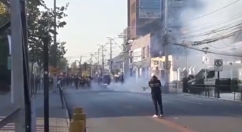 Barricadas, desórdenes y ataque a la 20° Comisaría de Puente Alto marcaron jornada de protestas en la comuna Barricadas, desórdenes y ataque a la 20° Comisaría de Puente Alto marcaron jornada de protestas en la comuna
