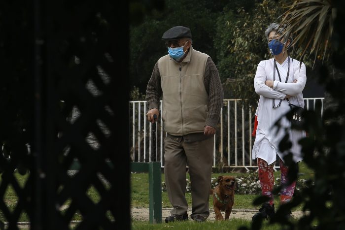 Adultos mayores de hogares ubicados en comunas sin cuarentena podrán recibir visitas Adultos mayores de hogares ubicados en comunas sin cuarentena podrán recibir visitas