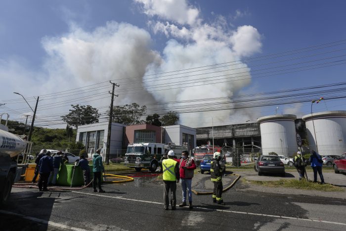 Gran incendio afecta a la Pesquera Camanchaca que compromete ambientalmente a Talcahuano Gran incendio afecta a la Pesquera Camanchaca que compromete ambientalmente a Talcahuano