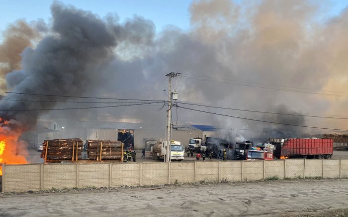 Advierten nuevas movilizaciones: agrupaciones de transportistas rechazaron ataque incendiario a camiones en Angol e hicieron llamado al Gobierno a frenar este tipo de acciones Advierten nuevas movilizaciones: agrupaciones de transportistas rechazaron ataque incendiario a camiones en Angol e hicieron llamado al Gobierno a frenar este tipo de acciones