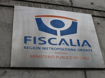 Fiscalía Metropolitana Oriente confirmó la detención de tres carabineros por delito de tortura ocurrido en pleno estallido social de octubre en la 43° Comisaría de Peñalolén Fiscalía Metropolitana Oriente confirmó la detención de tres carabineros por delito de tortura ocurrido en pleno estallido social de octubre en la 43° Comisaría de Peñalolén