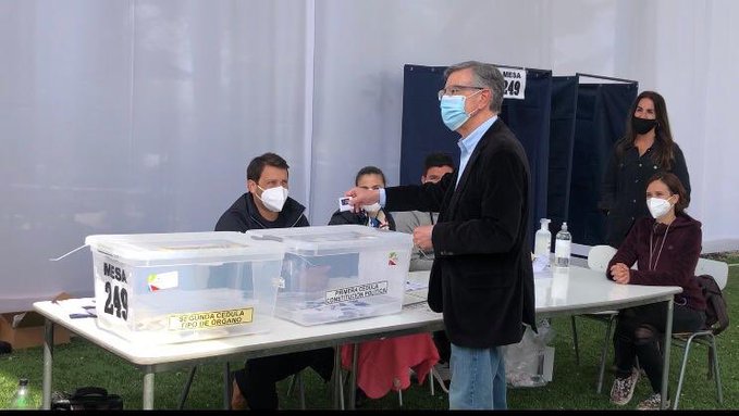Plebiscito: Tras su votación en colegio de Las Condes, alcalde Lavín asegura que “Chile inicia una nueva etapa que va a ser mejor” Plebiscito: Tras su votación en colegio de Las Condes, alcalde Lavín asegura que