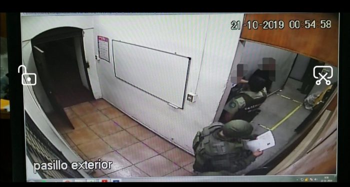 Dos carabineros formalizados por torturas en Comisaría de Peñalolén quedaron en prisión preventiva Dos carabineros formalizados por torturas en Comisaría de Peñalolén quedaron en prisión preventiva