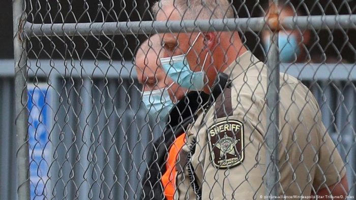 Liberan bajo fianza al policía acusado por la muerte de George Floyd Liberan bajo fianza al policía acusado por la muerte de George Floyd