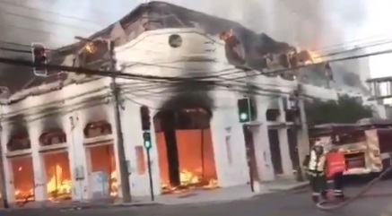 Locales de galería comercial en el centro de Talca fueron calcinados tras ser afectados por gran incendio Locales de galería comercial en el centro de Talca fueron calcinados tras ser afectados por gran incendio