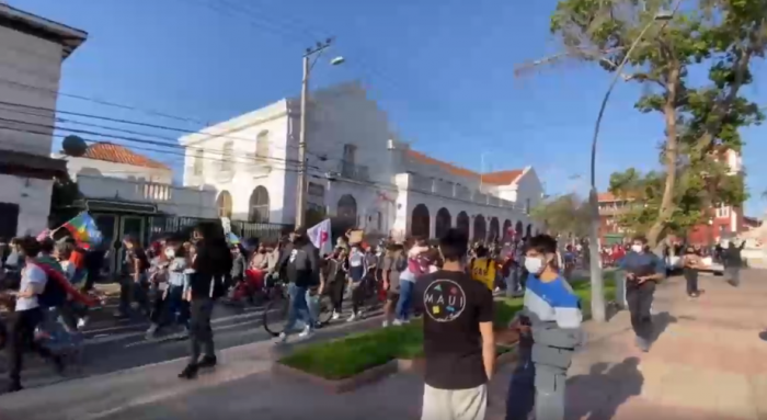 Manifestantes se toman las calles de Concepción y La Serena un día después del primer aniversario del 18-O Manifestantes se toman las calles de Concepción y La Serena un día después del primer aniversario del 18-O