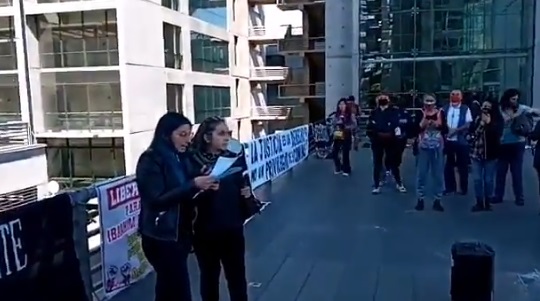 Decenas de personas se manifestaron en el Centro de Justicia de Santiago en apoyo de los presos en el contexto del estallido social Decenas de personas se manifestaron en el Centro de Justicia de Santiago en apoyo de los presos en el contexto del estallido social