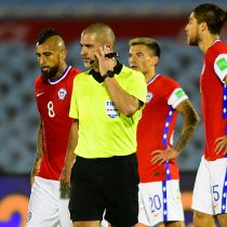 Dio la vuelta al mundo: la mano penal desestimada por el árbitro Eber Aquino en el duelo Uruguay vs Chile