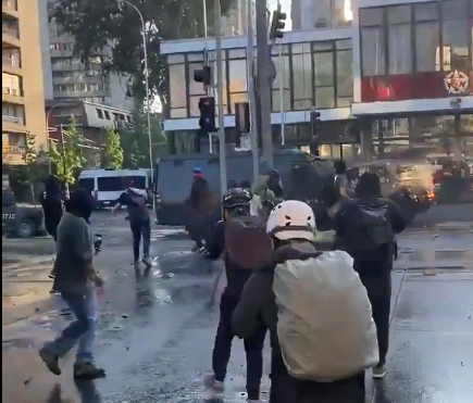 Escaramuzas en Vicuña Mackenna mientras en Plaza Baquedano la manifestación se desarrolla sin mayores incidentes Escaramuzas en Vicuña Mackenna mientras en Plaza Baquedano la manifestación se desarrolla sin mayores incidentes