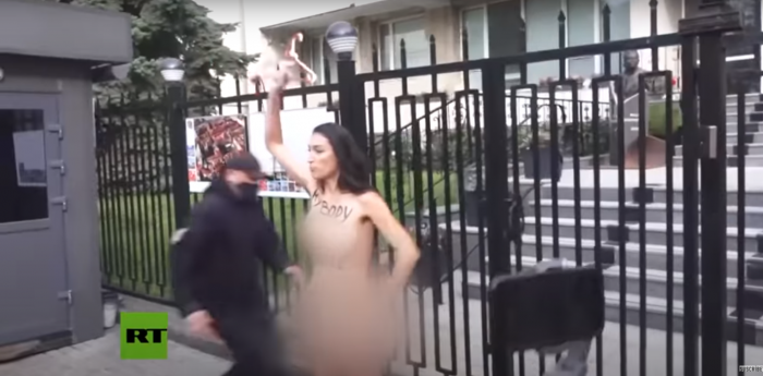 «¡Mi cuerpo, mis reglas!»: mujer protesta desnuda frente a la embajada polaca en Ucrania, tras prohibición del aborto por malformación del feto «¡Mi cuerpo, mis reglas!»: mujer protesta desnuda frente a la embajada polaca en Ucrania, tras prohibición del aborto por malformación del feto