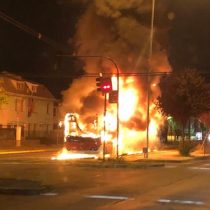 Desconocidos intimidan a chofer y queman bus RED en Ñuñoa