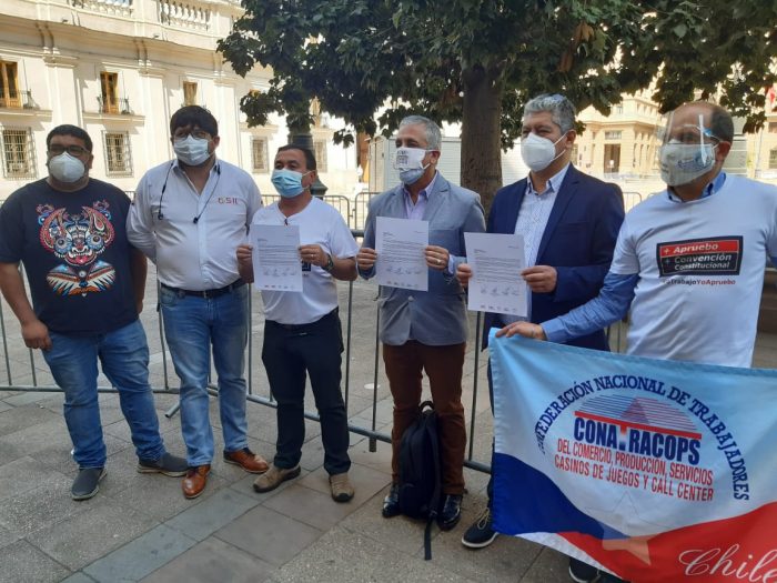 Principales sindicatos del comercio piden al Gobierno que entregue suma urgencia al proyecto que declara feriado irrenunciable el día del plebiscito Principales sindicatos del comercio piden al Gobierno que entregue suma urgencia al proyecto que declara feriado irrenunciable el día del plebiscito