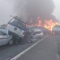 Impactante accidente carretero en Victoria involucra a 18 vehículos y deja dos víctimas fatales: autoridades niegan la tesis del “atentado”