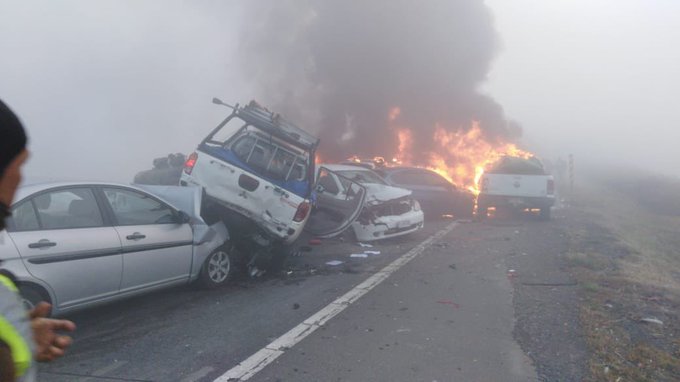 Impactante accidente carretero en Victoria involucra a 18 vehículos y deja dos víctimas fatales: autoridades niegan la tesis del “atentado” Impactante accidente carretero en Victoria involucra a 18 vehículos y deja dos víctimas fatales: autoridades niegan la tesis del “atentado”