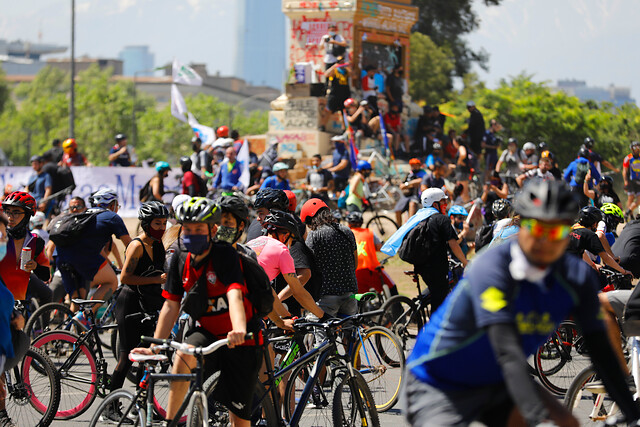 Ciclistas por el Apruebo repletaron Plaza Italia este domingo Ciclistas por el Apruebo repletaron Plaza Italia este domingo