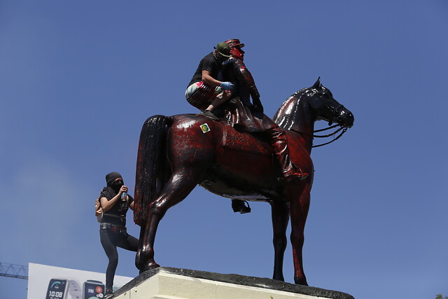 Vuelven a pintar de rojo la estatua del general Baquedano en el aniversario del 18-O Vuelven a pintar de rojo la estatua del general Baquedano en el aniversario del 18-O