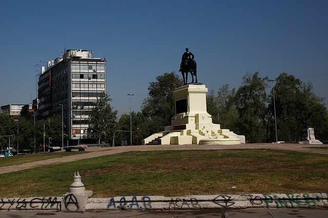 Consejo de Monumentos Nacionales se abre a petición del Ejército y evaluará cambiar de ubicación estatua del general Baquedano Consejo de Monumentos Nacionales se abre a petición del Ejército y evaluará cambiar de ubicación estatua del general Baquedano