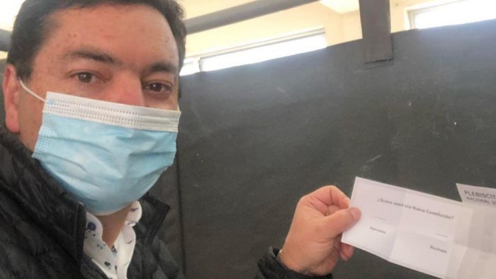 Diputado UDI infringió ley electoral al subir foto de su voto en Instagram Diputado UDI infringió ley electoral al subir foto de su voto en Instagram