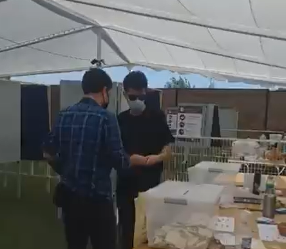 Entre vítores y peticiones de justicia, Gustavo Gatica llega a su local de votación en Colina para votar en el Plebiscito Entre vítores y peticiones de justicia, Gustavo Gatica llega a su local de votación en Colina para votar en el Plebiscito