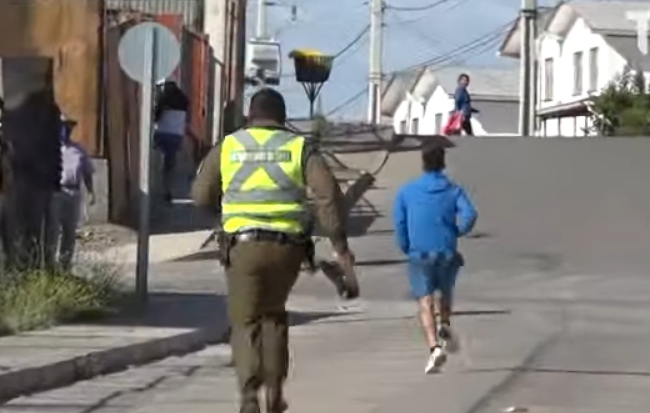 Curiosidades del Plebiscito: hombre arranca de Carabineros tras negarse a quedar designado como vocal de mesa Curiosidades del Plebiscito: hombre arranca de Carabineros tras negarse a quedar designado como vocal de mesa