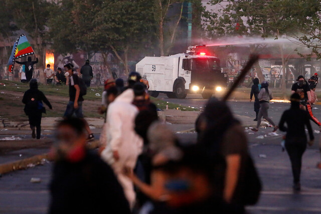 1.500 manifestantes y 8 detenidos: Carabineros califica últimas protestas como “las más violentas” desde el inicio de la pandemia 1.500 manifestantes y 8 detenidos: Carabineros califica últimas protestas como